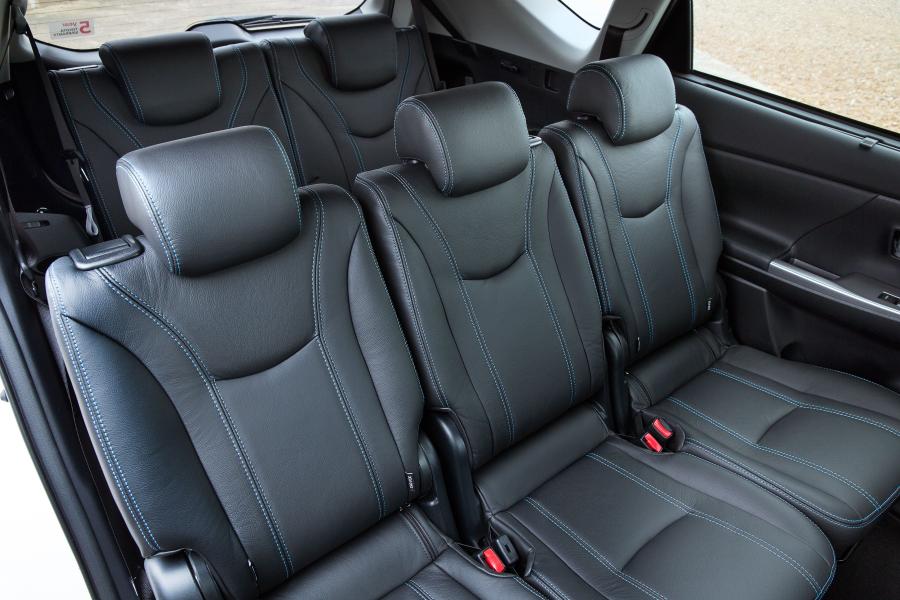  Toyota Prius + 2015 года  (UK) (фото 24 из 25)